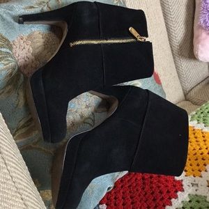 Adrienne Vittadini Black booties velvety suede